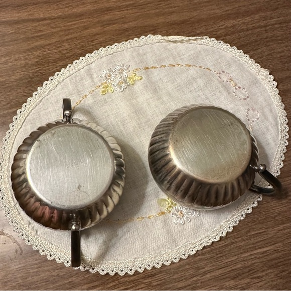 Vintage Oneida Silversmiths Silver-Plated Creamer & Sugar Bowl Set - Picture 8 of 9